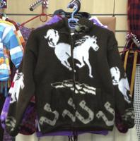 Коричневый свитер с конём